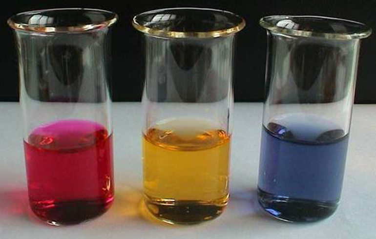 колбы с разноцветной жидкостью