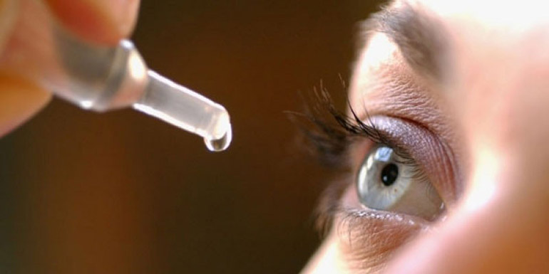 Закапывание капель при дакриоцистите