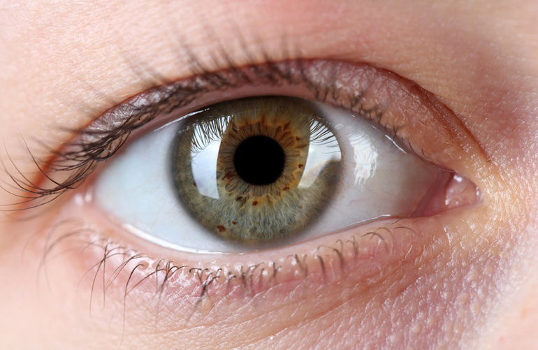 глаз близко