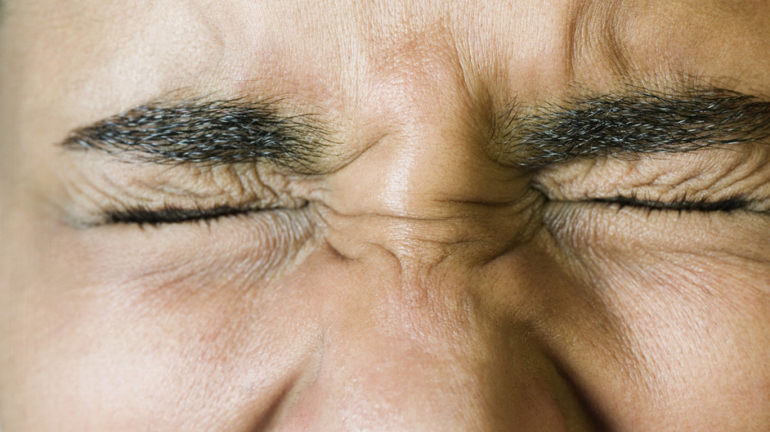 зажмурится