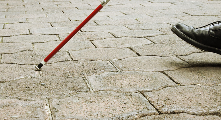 слепой и палка