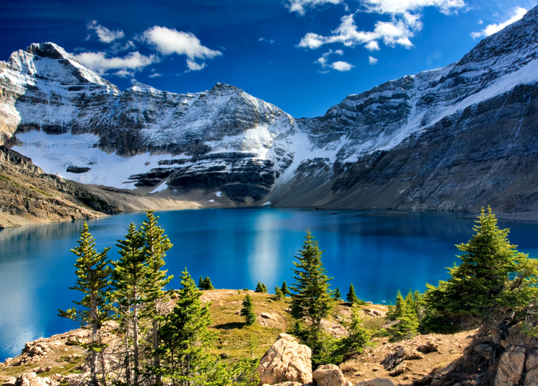 горы и озеро