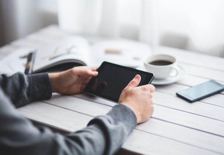 гаджет и кофе