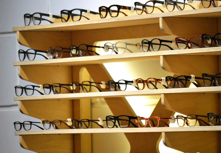 очки на полках