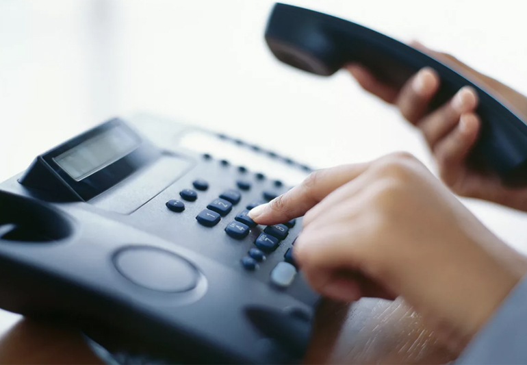 нажимаем кнопки на стационарном телефоне