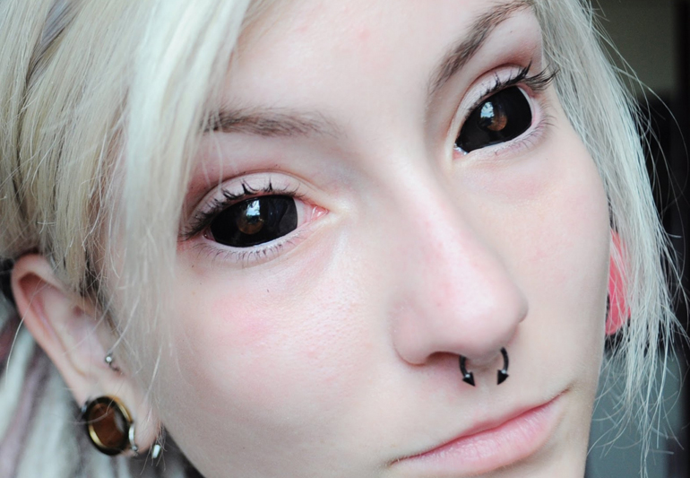 девушка в склеральных линзах