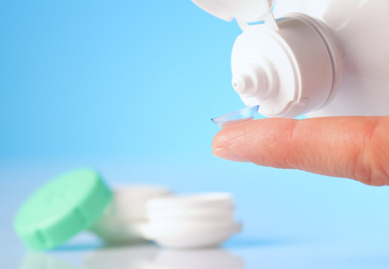 раствор наливают в линзу