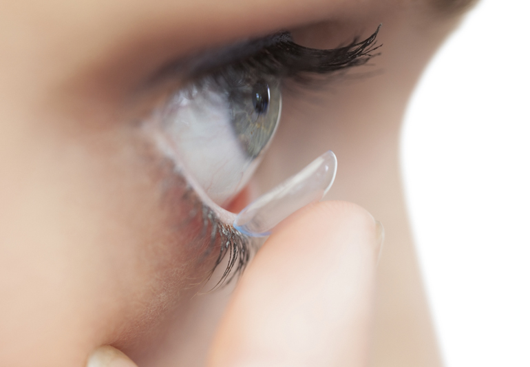 надевание линзы
