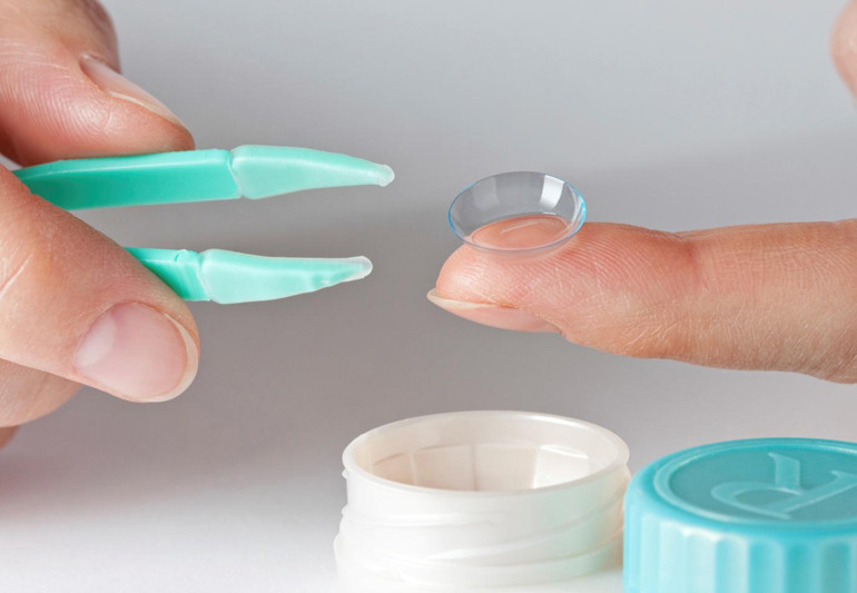 взять линзу пинцетом