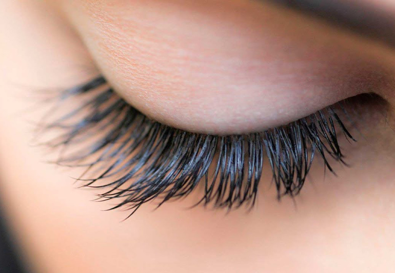 закрытый глаз близко