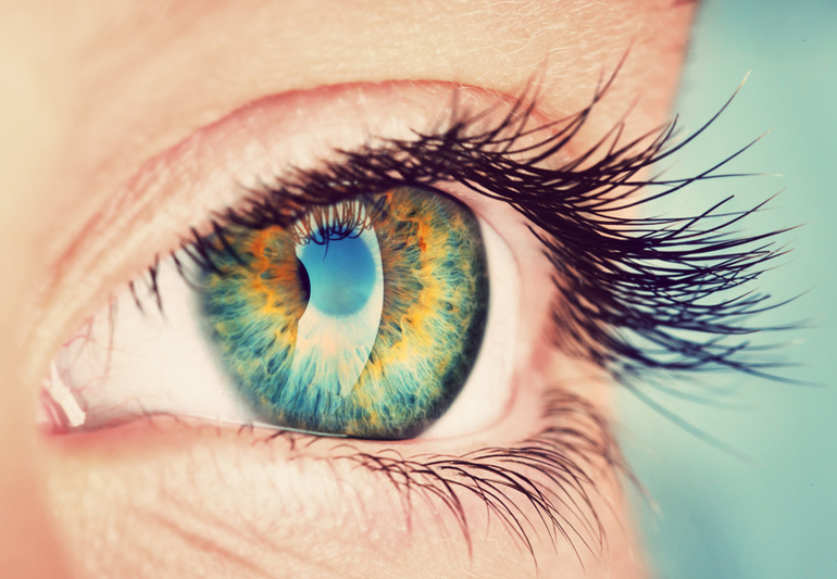 глаз близко