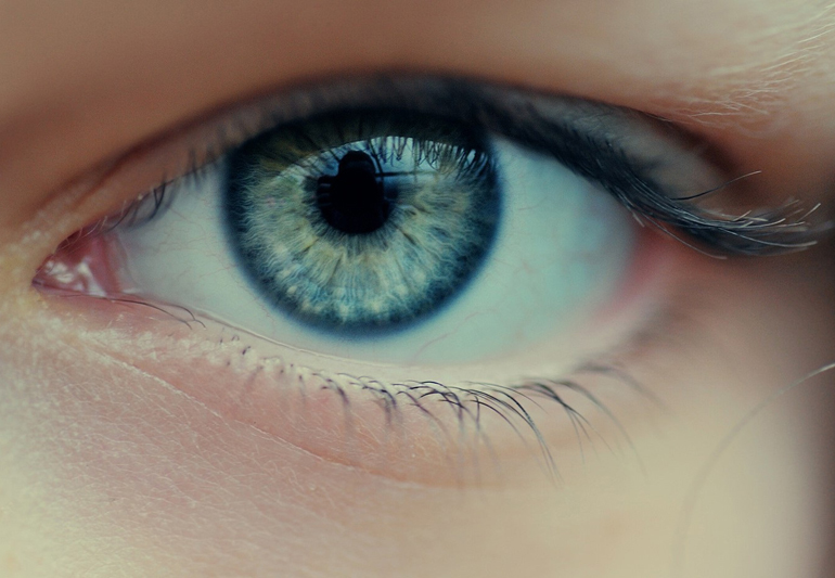 голубые глаза близко