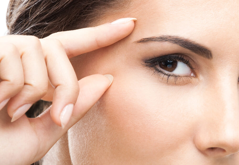 руки у виска и ухоженное лицо