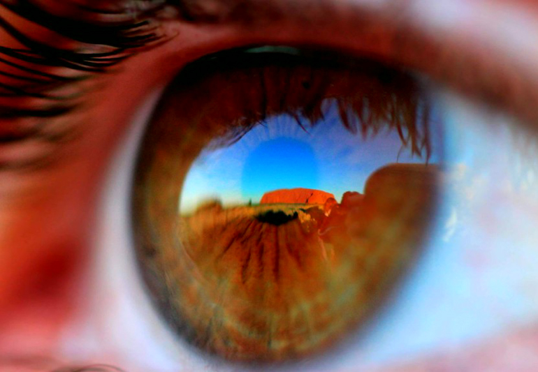 глаз близко