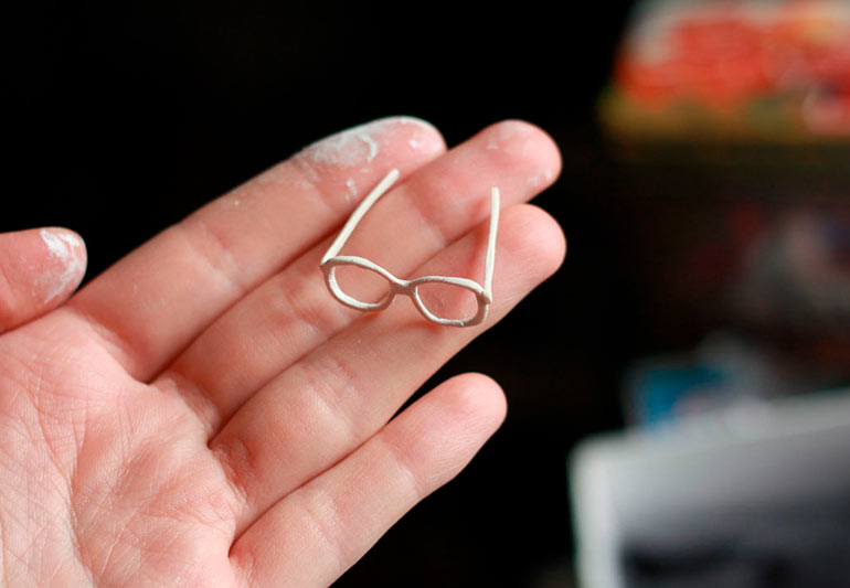 маленькие очки на ладони