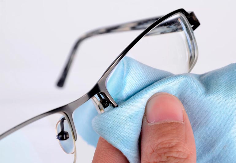 протирать очки