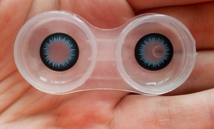 цветные линзы на ладони