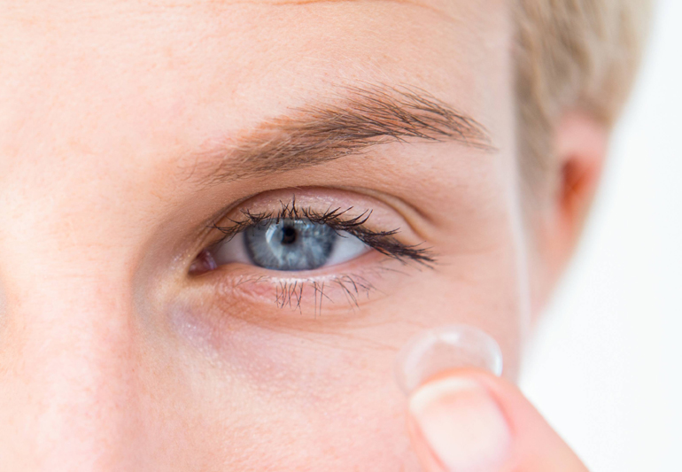 контактная линза на пальце у глаза
