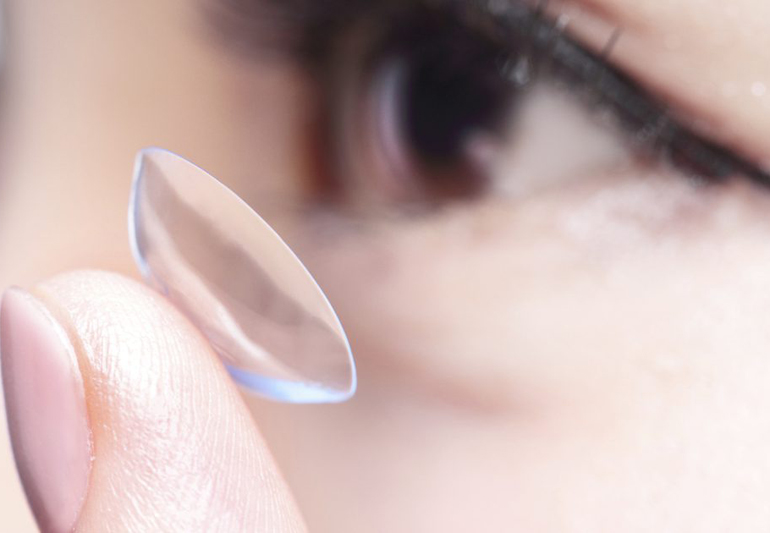 надеть линзу на глаз