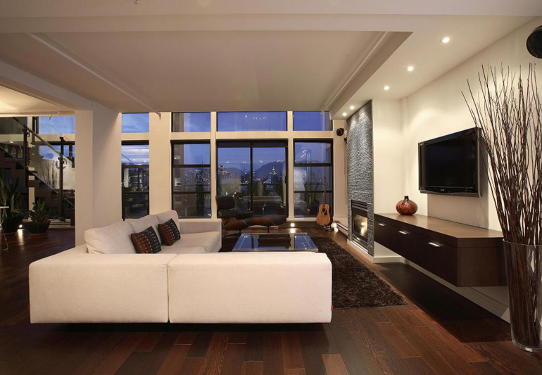 комната с белым диваном и телеком