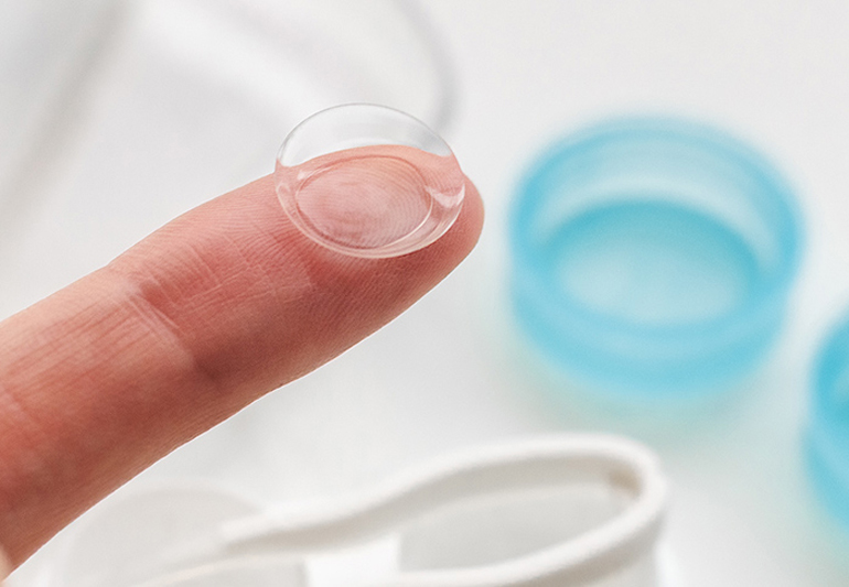 Линза на пальце