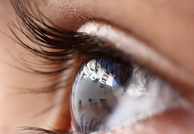 глаз близко