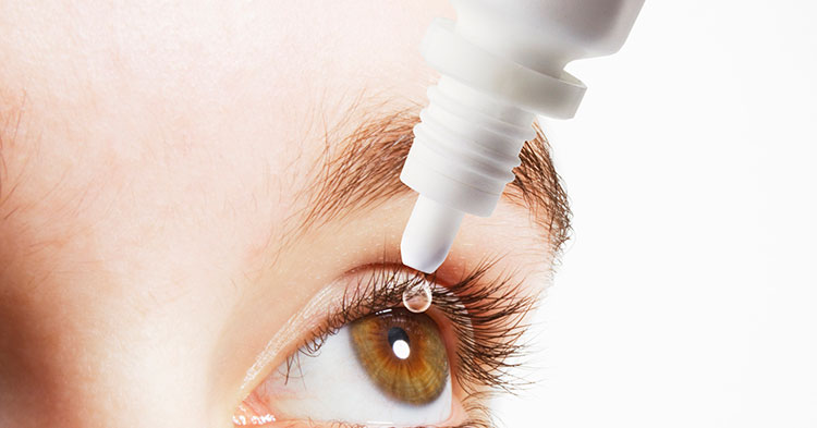 обработать область глаз нейтрализующими средствами