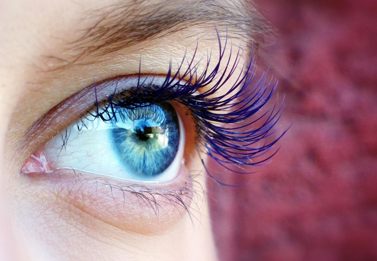 глаз близко