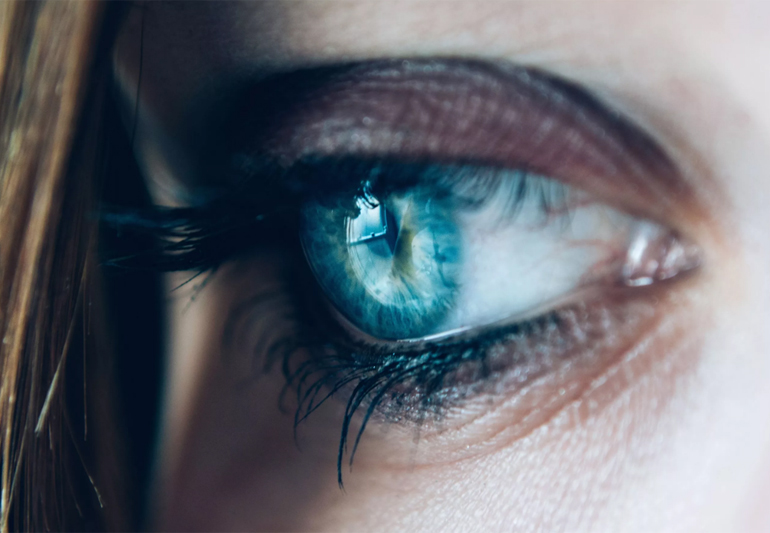 глаз близко