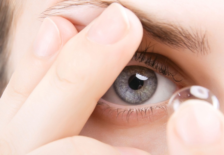 надевание линзы