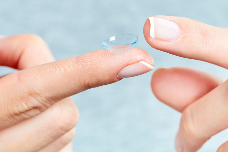 контактная линза на пальцах