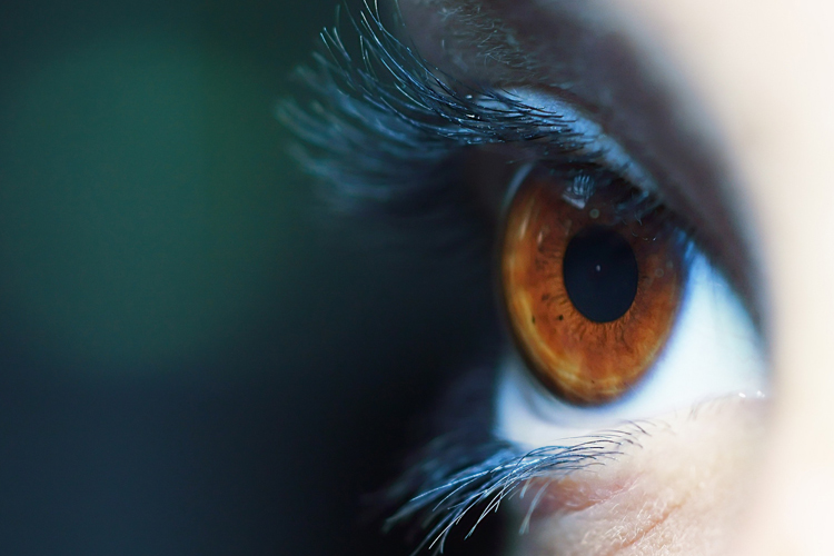 глаз близко