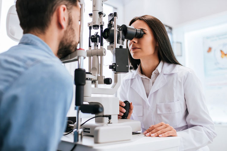 проверка зрения у офтальмолога