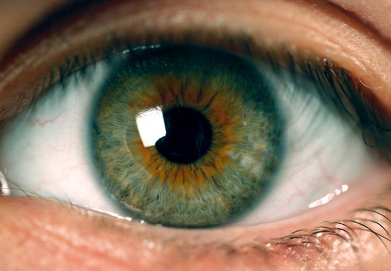 глаз близко