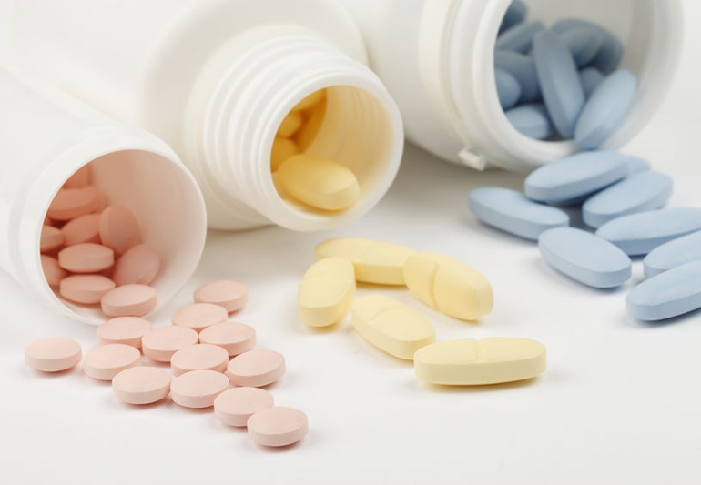 разноцветные таблетки в банках