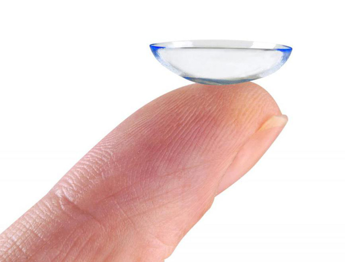 линза на пальце