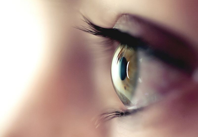 роговая оболочка, глаз близко