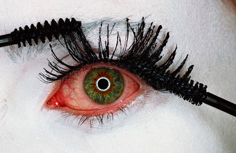 Красные глаза после макияжа