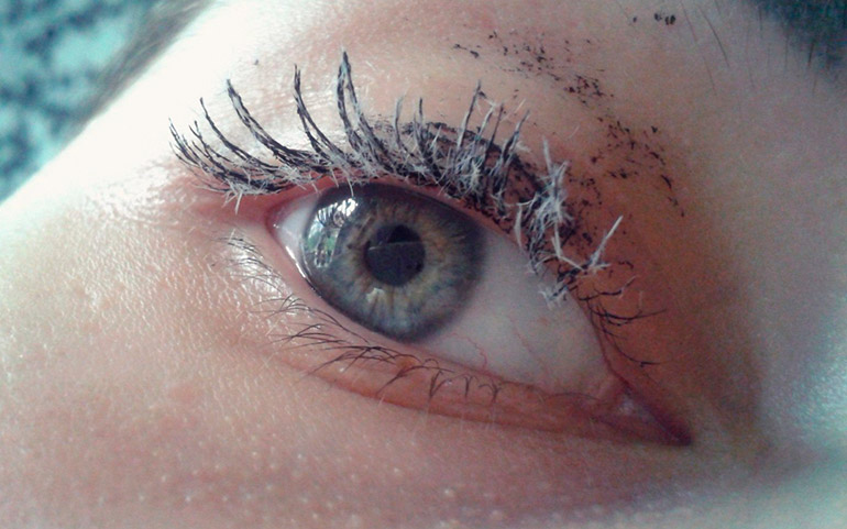 ложиться спать с макияжем