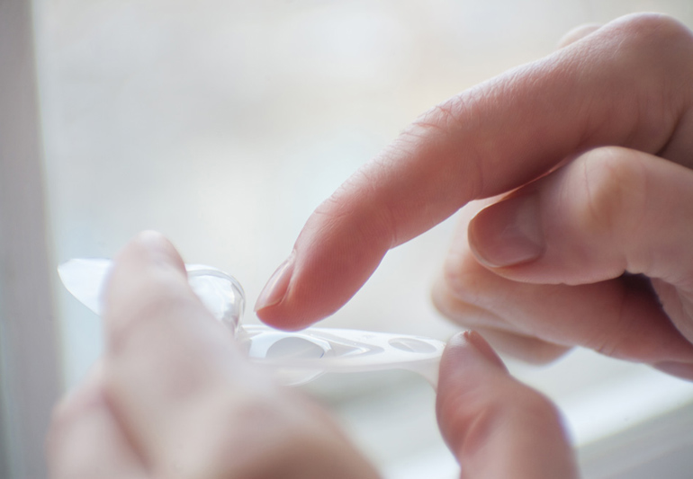 человек достает линзу