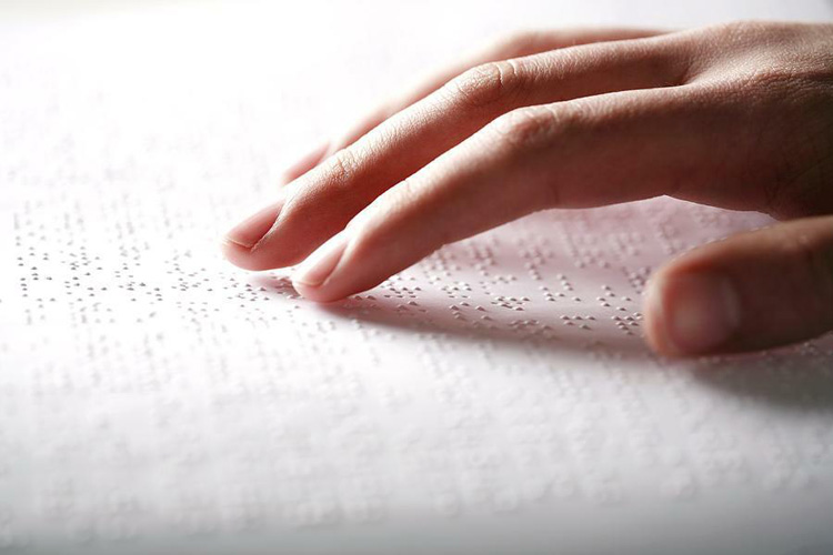 слепой читает