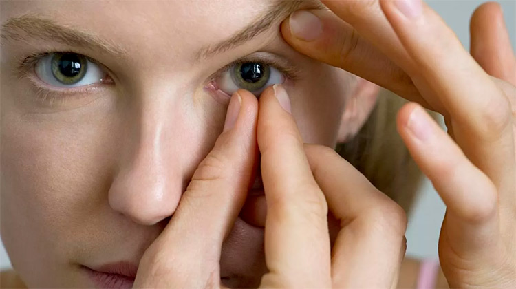 снять линзы