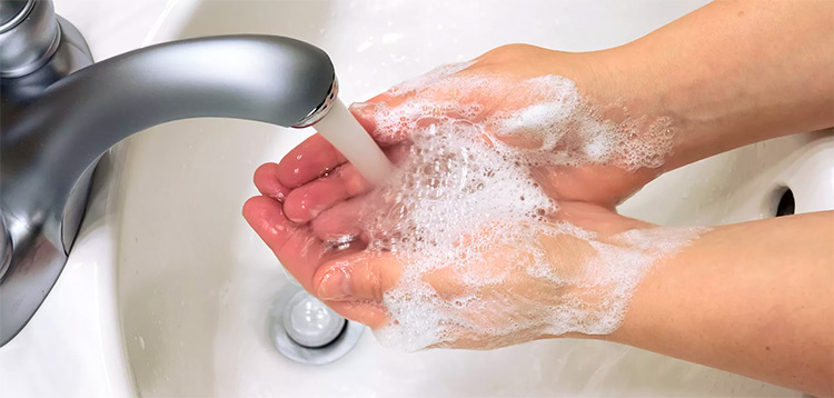 тщательно вымыть руки