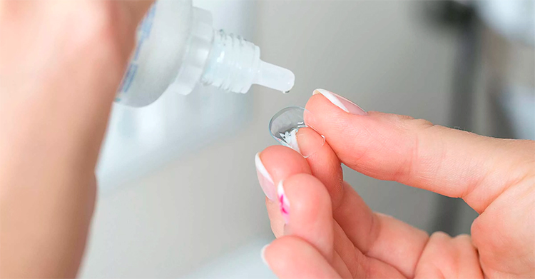 поместить линзу в раствор для очистки и дезинфекции