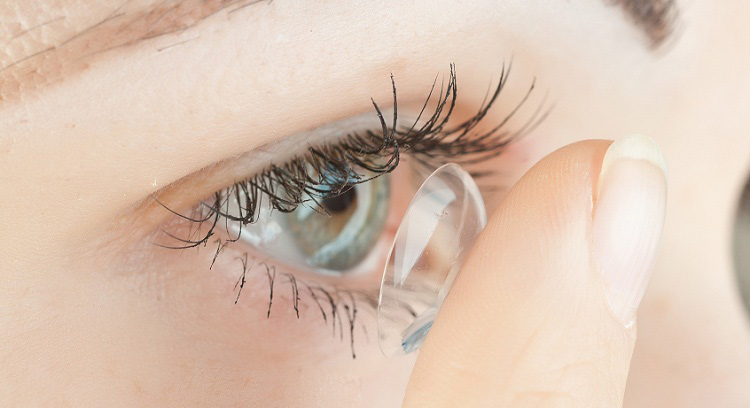линзу одеть на глаз