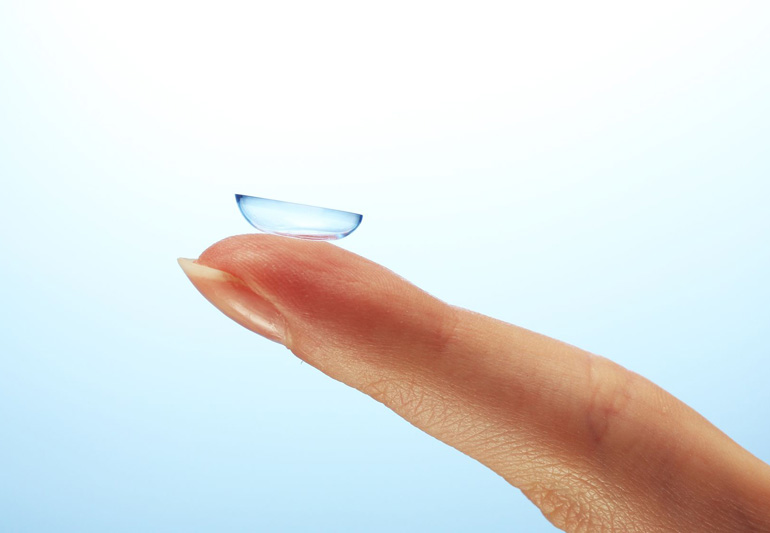 линза на пальце