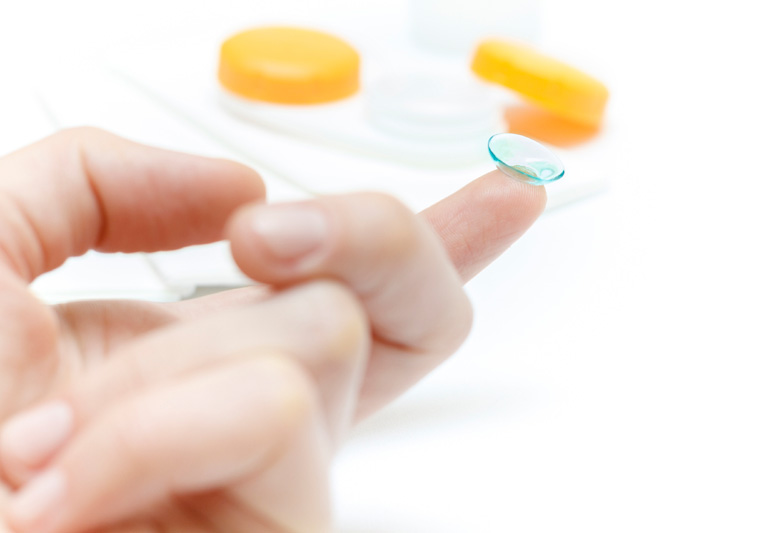 Жесткие контактные линзы на пальце