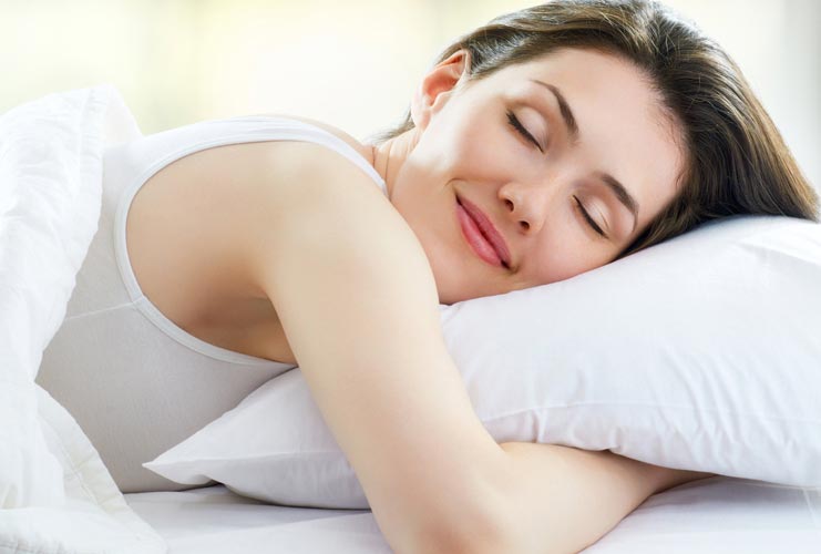 женщина спит