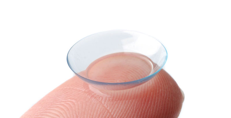 линза на пальце