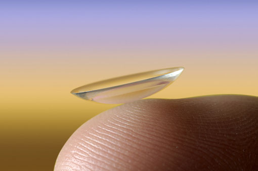 линза на пальце